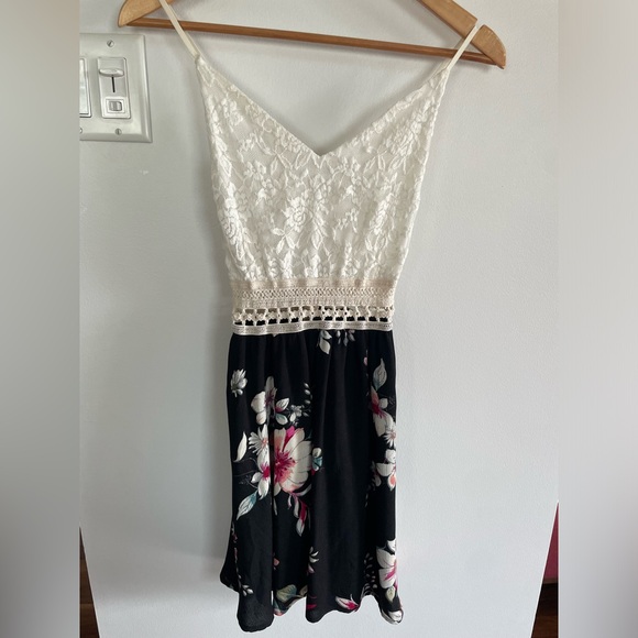 Perfect summer dress; only worn a couple of times - Picture 3 of 8